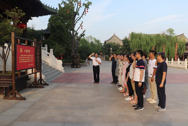 我院党总支组织党员赴台儿庄红色教育基地开展主题党日活动