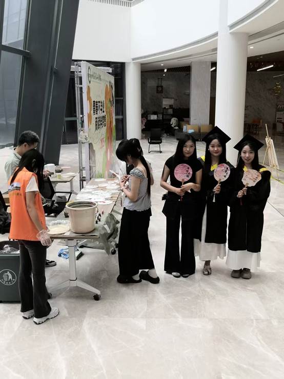 一群人站在桌子边 AI 生成的内容可能不正确。