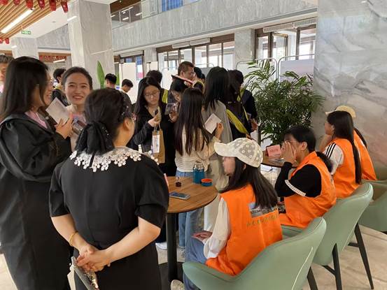 人们在看台上的人群 AI 生成的内容可能不正确。