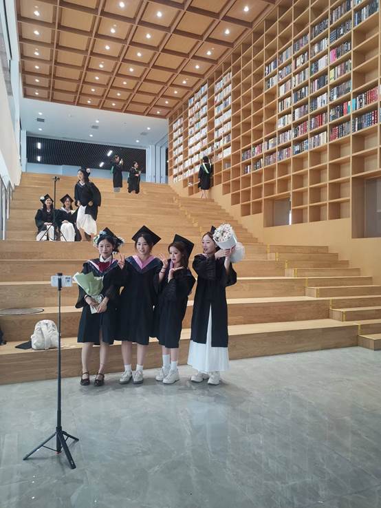 大厅里的人们 AI 生成的内容可能不正确。