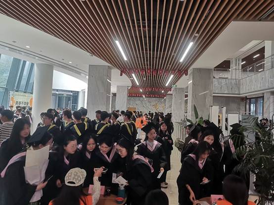 人们站在人群里 AI 生成的内容可能不正确。