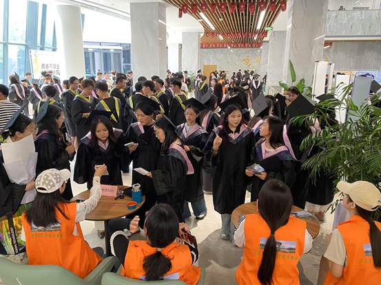 一群人站在人群中 AI 生成的内容可能不正确。